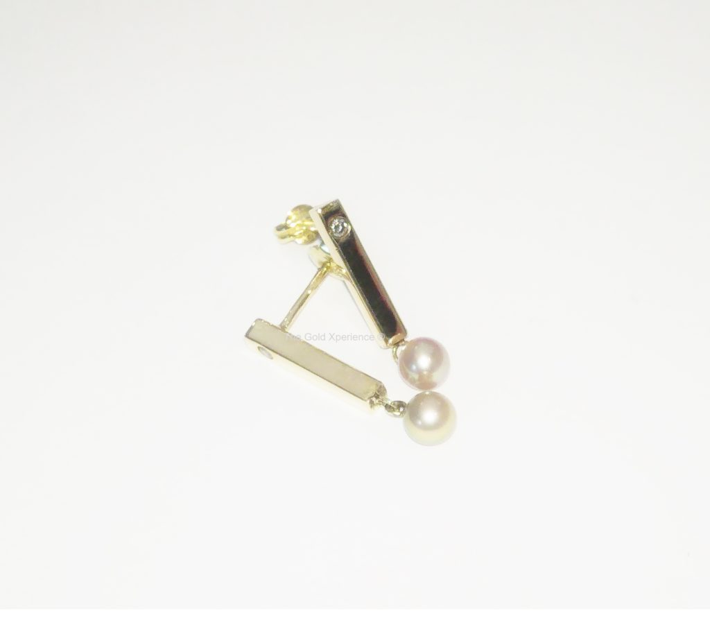 Earring 18 carat yellow gold with diamond and salmon pink pearl