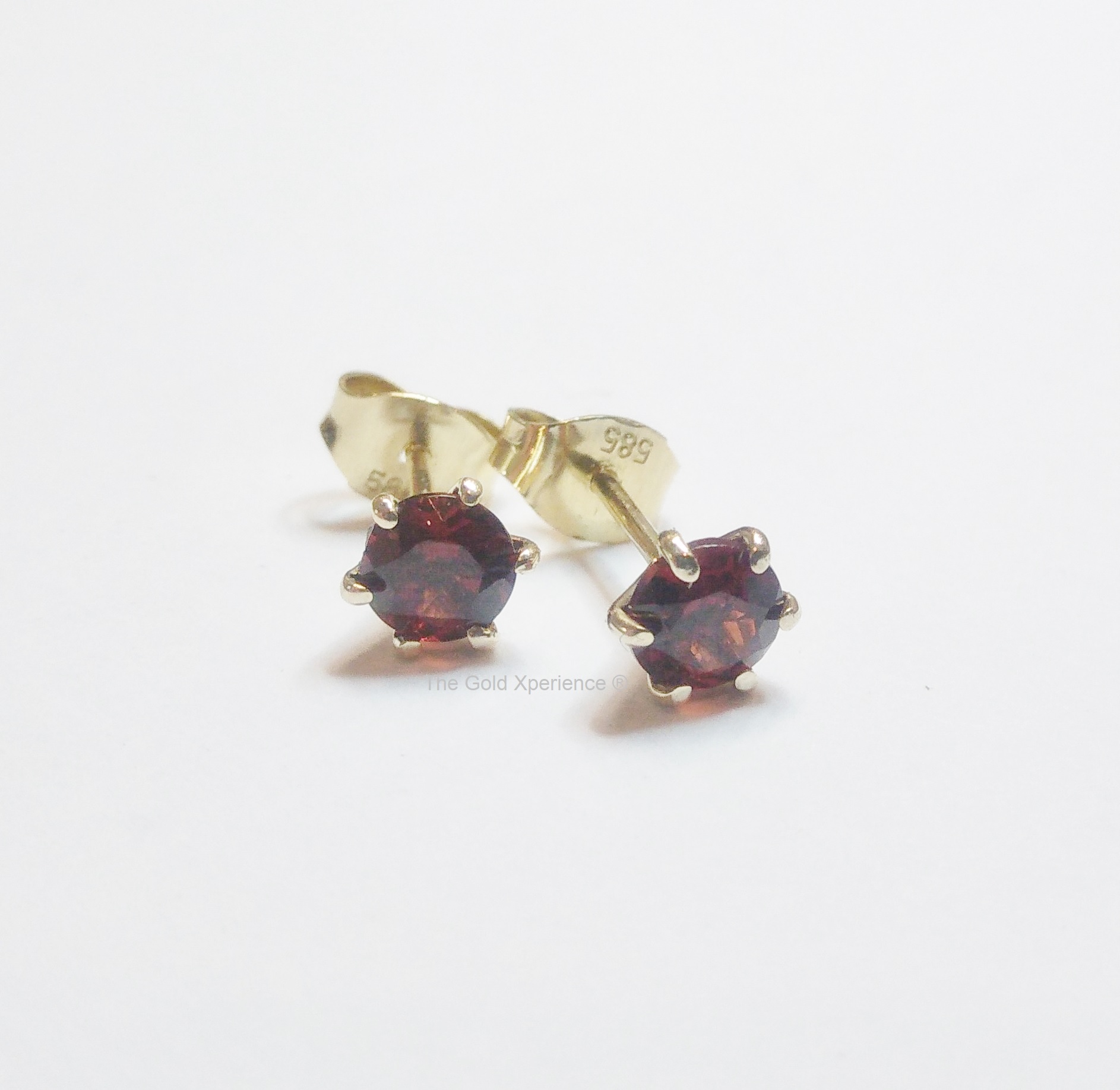 Ear stud yellow gold garnet