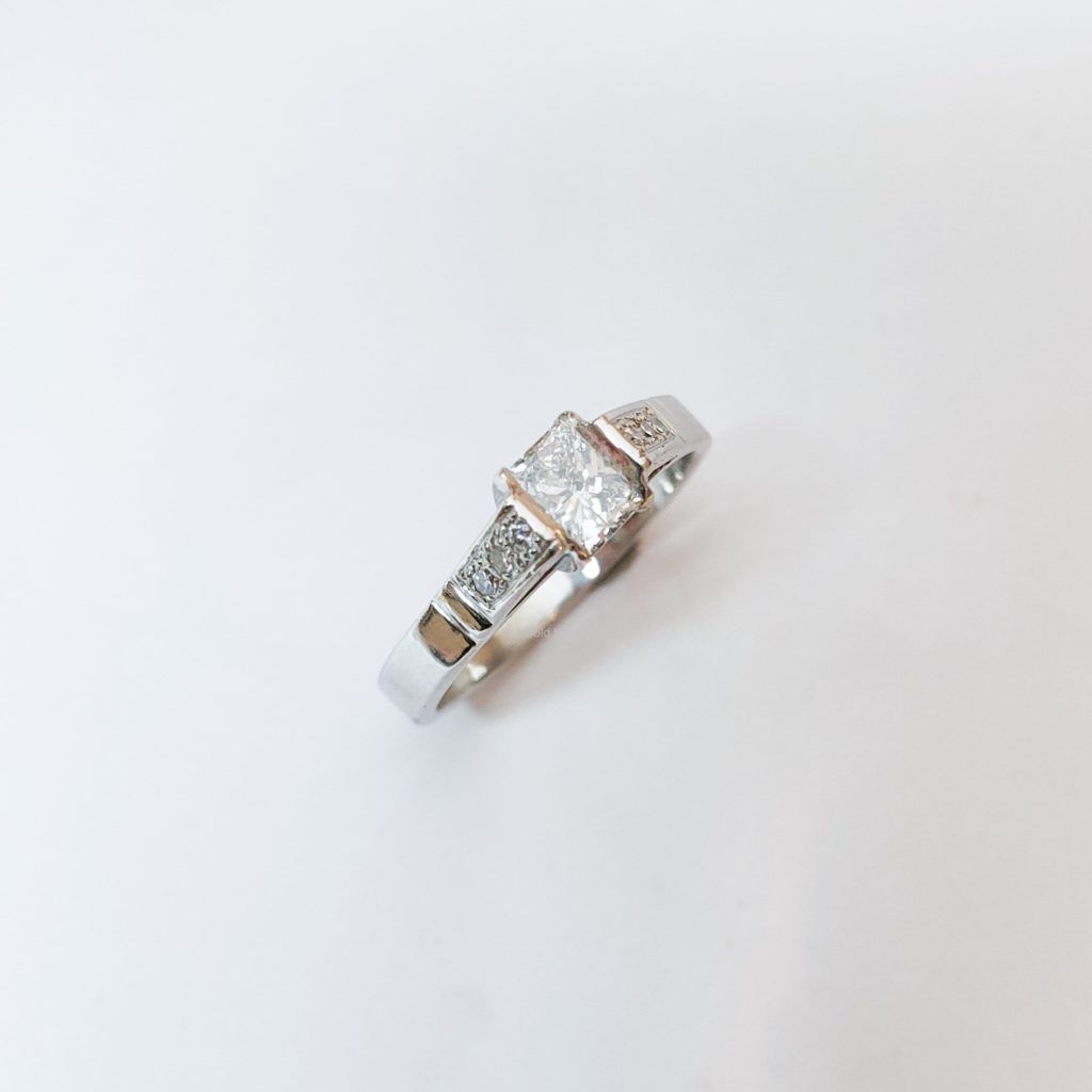 Platina ring met grote diamant