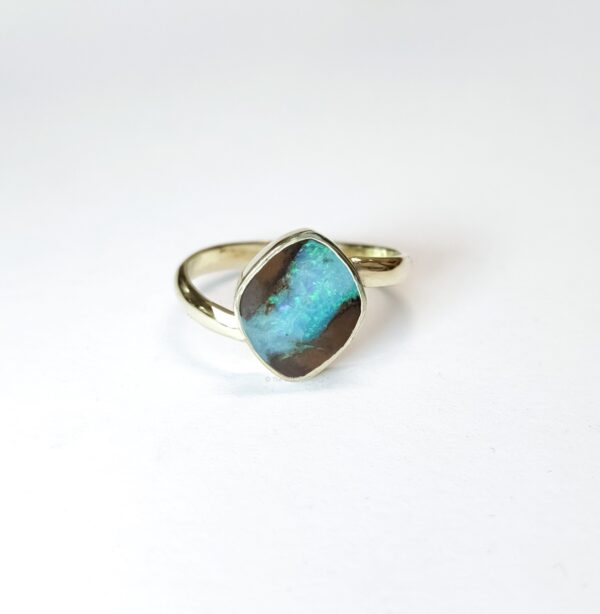 Gouden ring boulder opaal