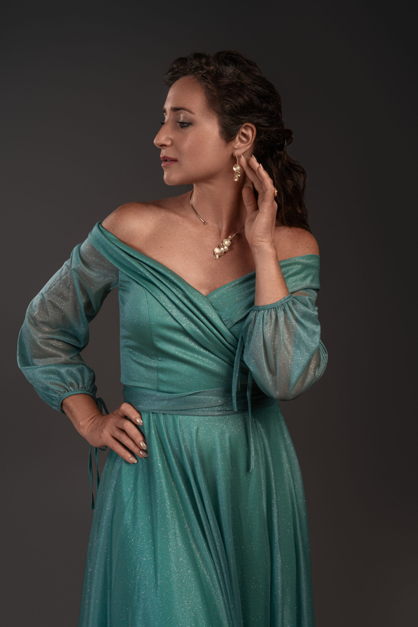 Collier en oorbel Firenze op model en maker Charlotte