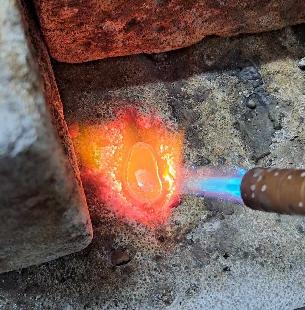 goud smelten voor een sieraad of juweel in opdracht