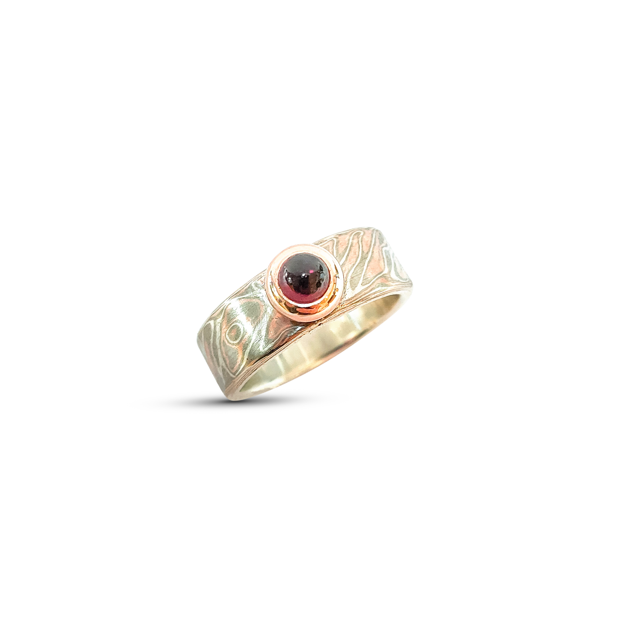 Ring Mokume Gane met houtnerfstructuur en granaat