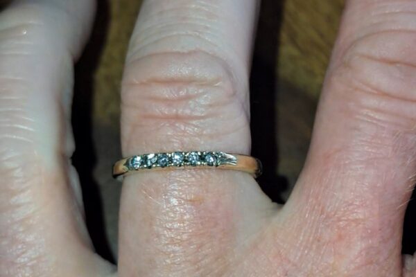 Klassieke alliancering in goud met diamanten