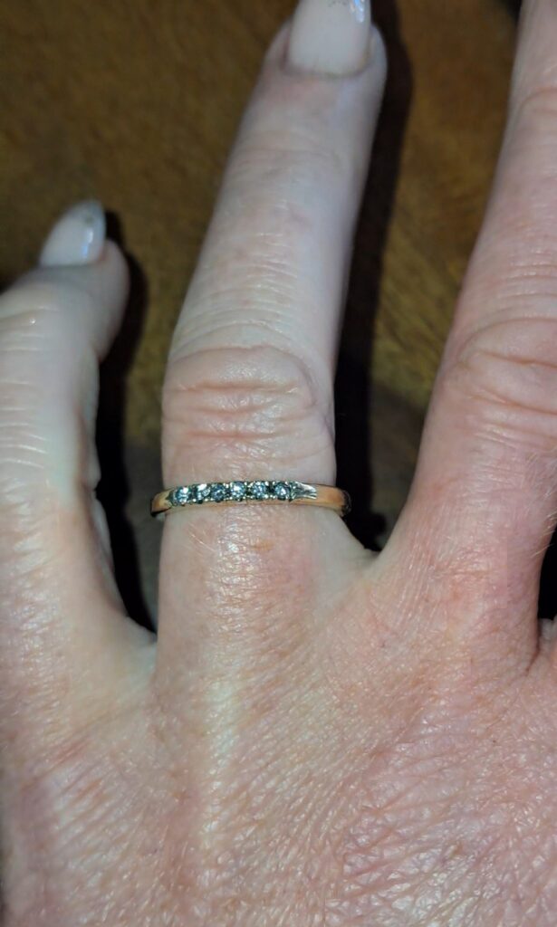 Klassieke alliancering in goud met diamanten